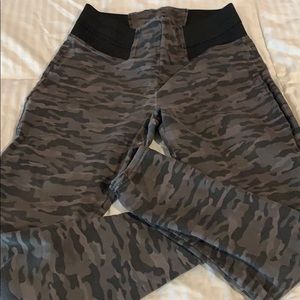 Simply Vera Wang camo leggings